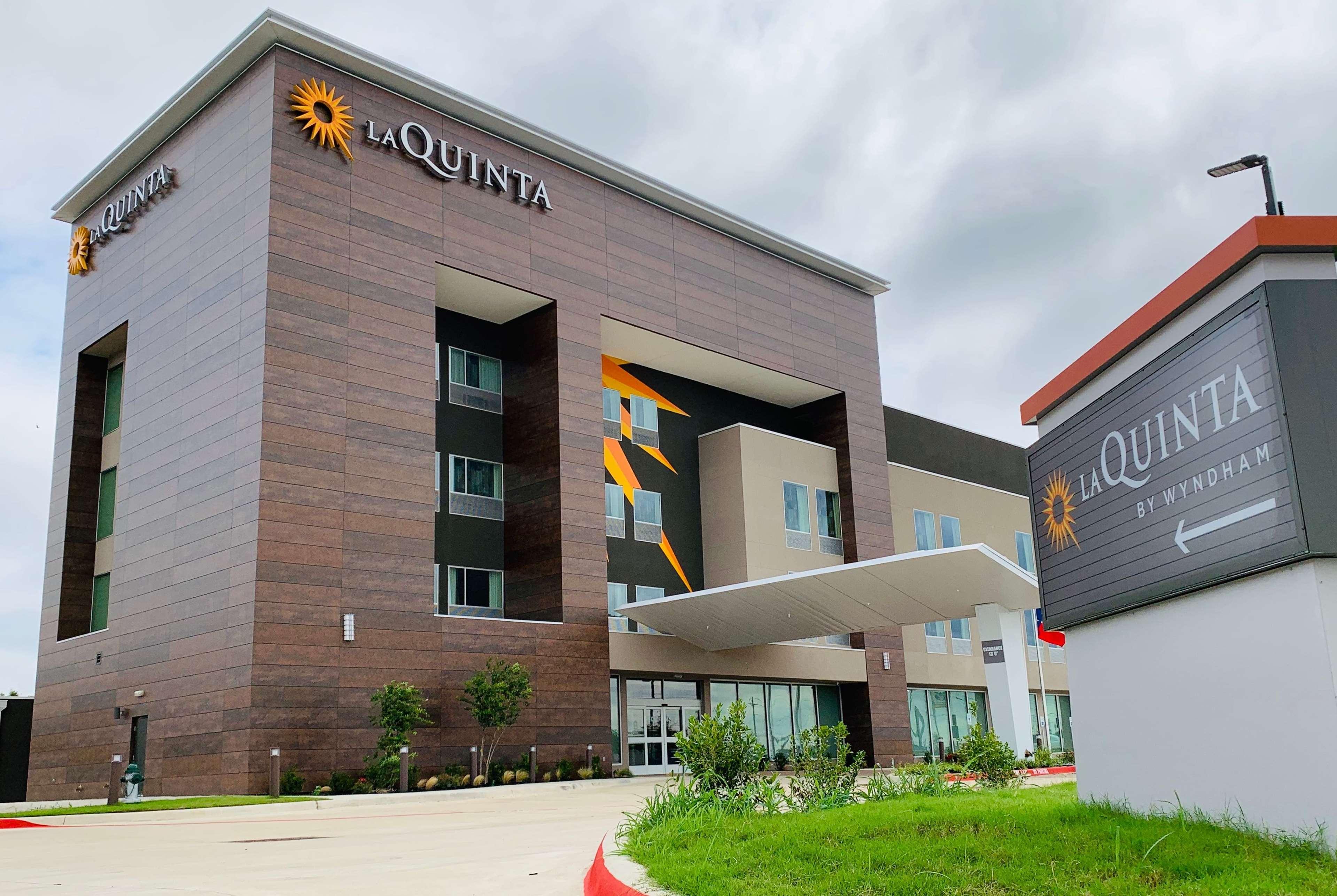 La Quinta Inn & Suites By Wyndham - Red Oak Tx Ih-35E Ngoại thất bức ảnh