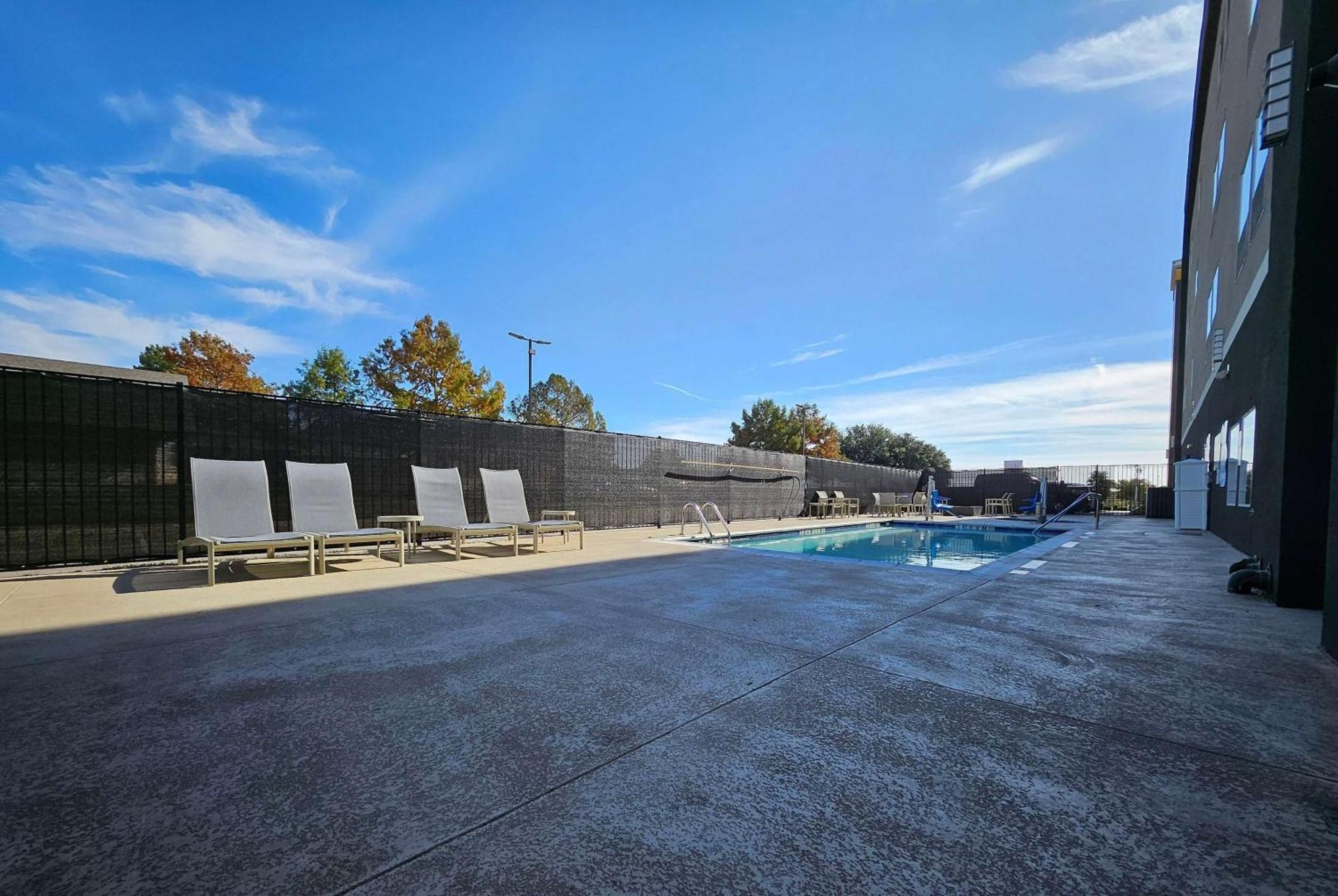 La Quinta Inn & Suites By Wyndham - Red Oak Tx Ih-35E Ngoại thất bức ảnh